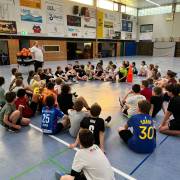 MHP Riesen mit W&W Basketballschule wieder zu Besuch bei den 5. Klassen