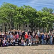 Vier sechste Klassen gehen gemeinsam ins Theater